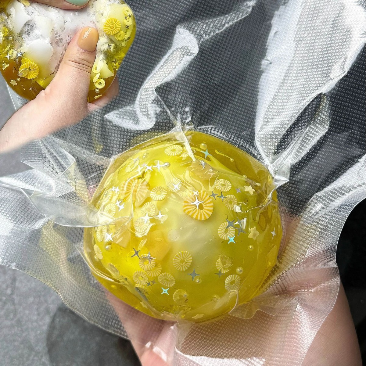 Crystal Growing Kit - クリスピースクイッシーボール、クラッキングワックス、シャッターストレスボール、ASMR、満足感のあるポップサウンド、ストレス解消フィジェットトイ（大人向け）